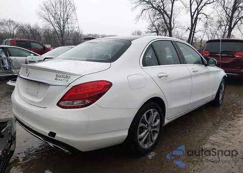 2016 Mercedes-Benz C 300 4Matic z USA, uszkodzony, nr VIN 55SWF4KB1GU103713